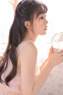把腿张开往里面倒红酒